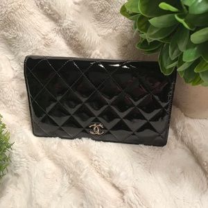 CHANEL Noir patent wallet